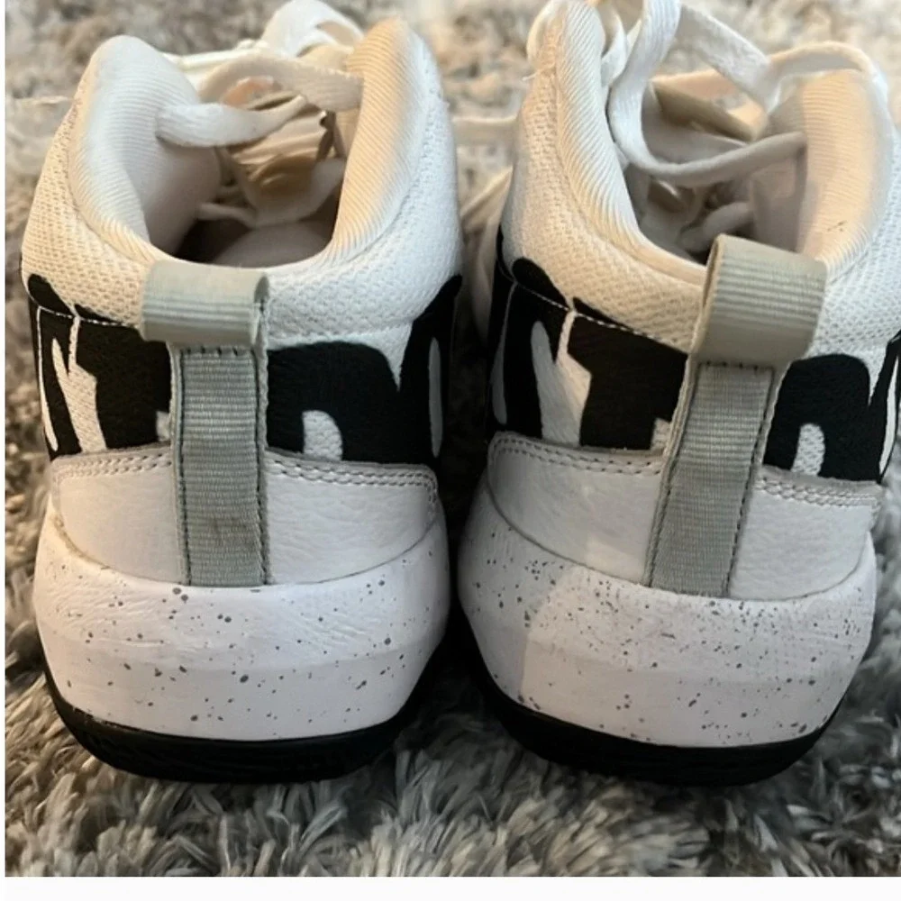 Nike Kids Basketball Shoes White‎ Black Red Logo Strap AQ9977-100 Size 5.5Y
